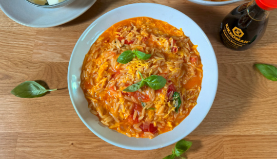 Makaron orzo z dwoma rodzajami pomidorów