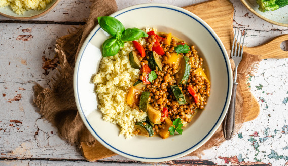 Potrawka z soczewicy w curry z kaszą kuskus